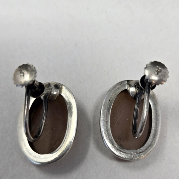Vintage Cameo Womens Silver Screwback Earrings Hand Carved White On Light Brown - Picture 4 of 10